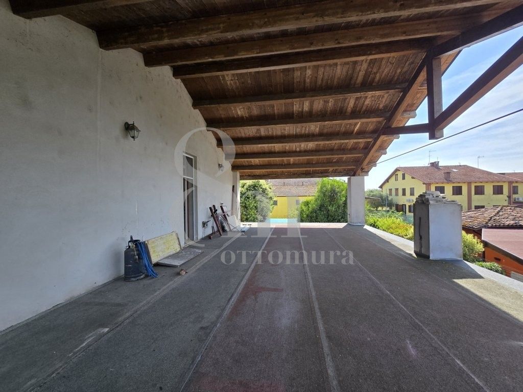 Porzione di trifamiliare al grezzo avanzato