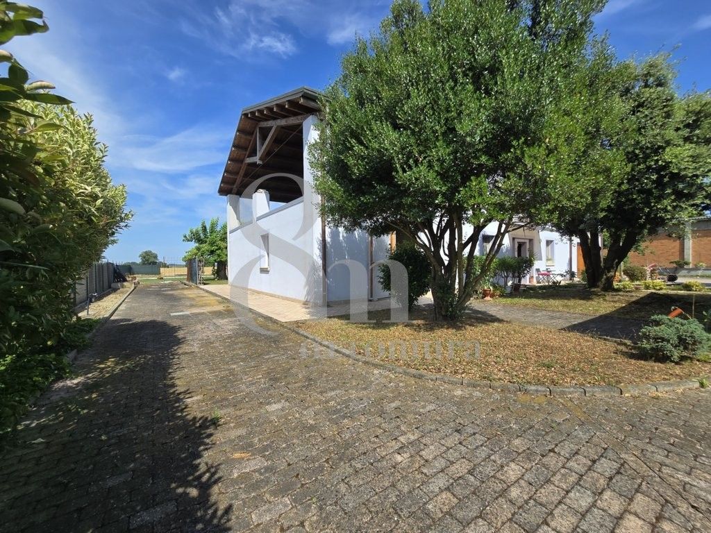 Porzione di trifamiliare al grezzo avanzato