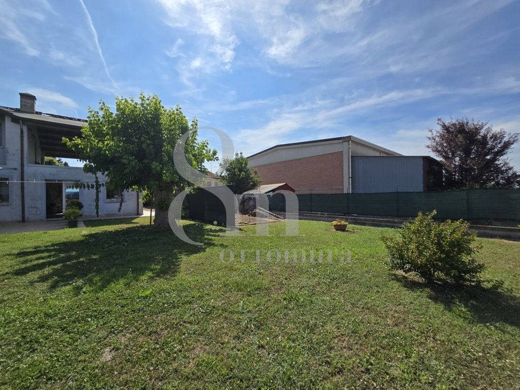Porzione di trifamiliare al grezzo avanzato